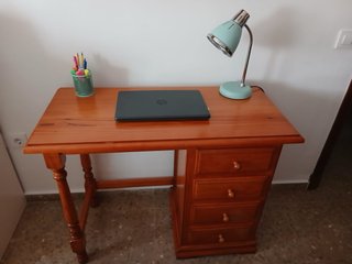 Escritorio de madera con cajones