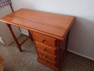 Escritorio de madera con cajones