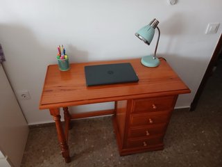 Escritorio de madera con cajones