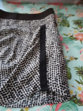 Falda estampada blanco y negro