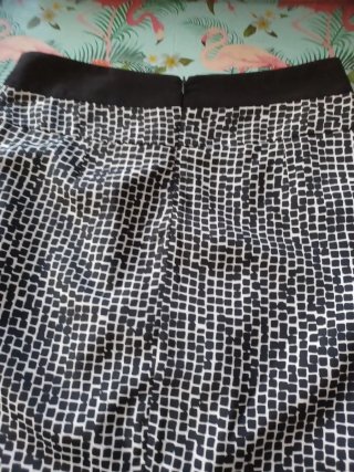 Falda estampada blanco y negro
