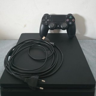 Consola Sony PS4 Negra + Mando y Cables