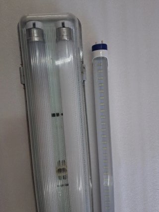 Lámpara LED fluorescente en perfecto estado