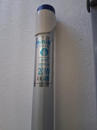 Lámpara LED fluorescente en perfecto estado