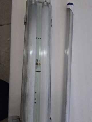 Lámpara LED fluorescente en perfecto estado