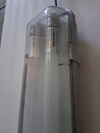 Lámpara LED fluorescente en perfecto estado
