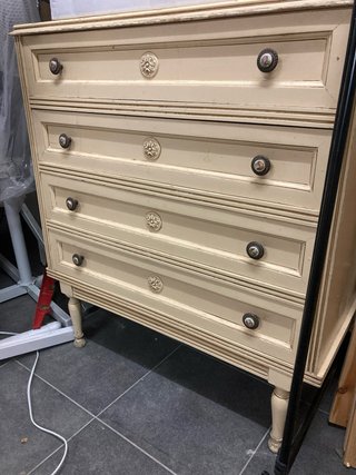 Cómoda antigua de madera con detalles cerámicos
