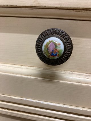 Cómoda antigua de madera con detalles cerámicos