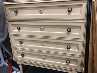 Cómoda antigua de madera con detalles cerámicos