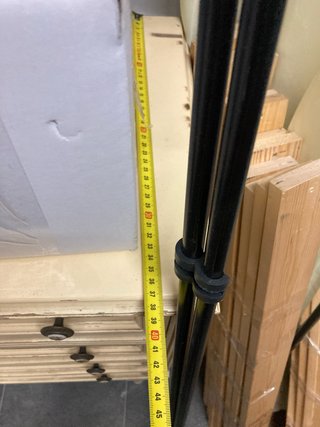 Cómoda antigua de madera con detalles cerámicos