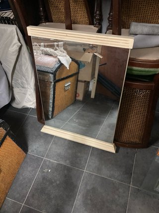 Cómoda antigua de madera con detalles cerámicos