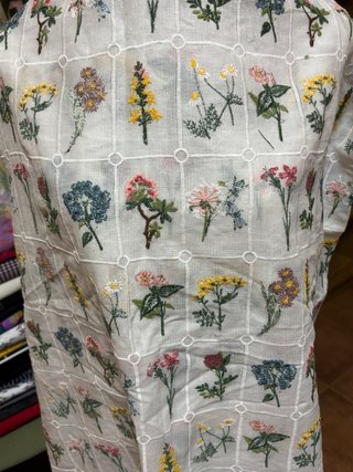 Tela transparente bordada flores