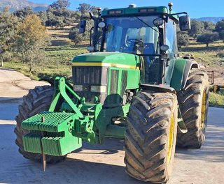 Tractor John Deere 7810.