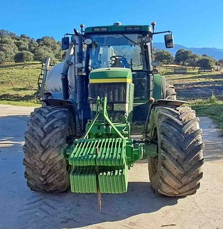 Tractor John Deere 7810.
