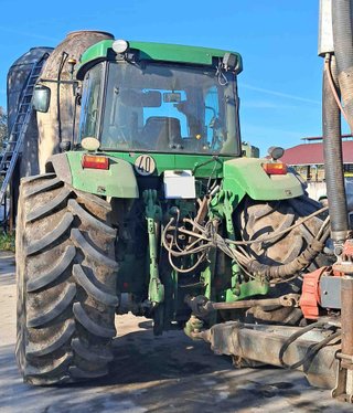 Tractor John Deere 7810.
