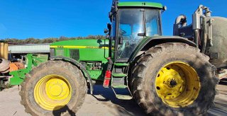Tractor John Deere 7810.