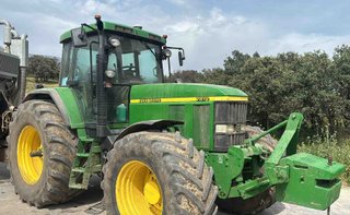 Tractor John Deere 7810.