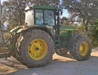 Tractor John Deere 7810.