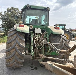 Tractor John Deere 7810.
