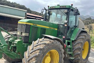 Tractor John Deere 7810.