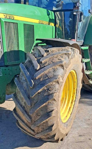 Tractor John Deere 7810.