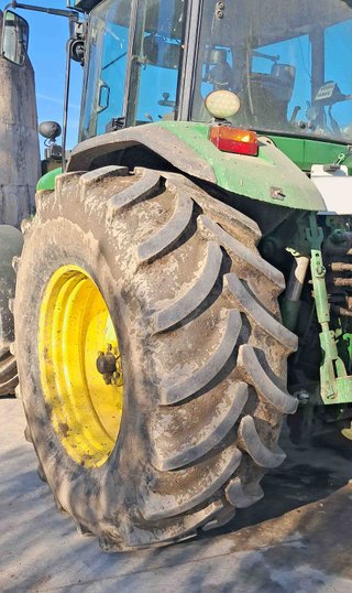 Tractor John Deere 7810.