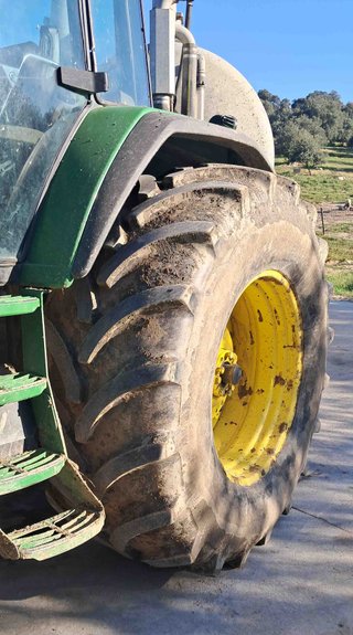 Tractor John Deere 7810.