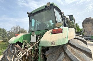 Tractor John Deere 7810.