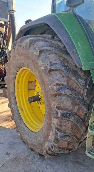 Tractor John Deere 7810.