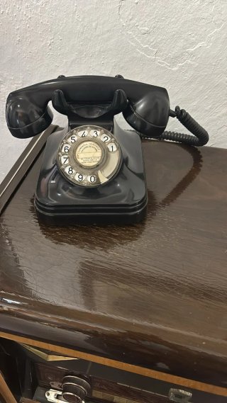 Teléfono antiguo negro