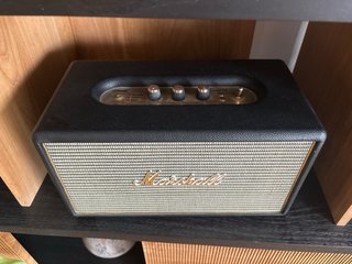 Altavoz Marshall Bluetooth y Cable Beige/Negro