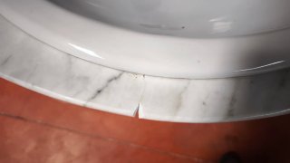 Mueble de baño con lavabo y grifería