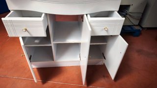 Mueble de baño con lavabo y grifería