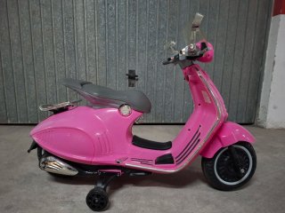 Moto Vespa de juguete a batería rosa