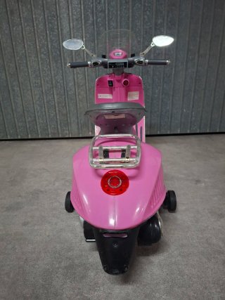 Moto Vespa de juguete a batería rosa