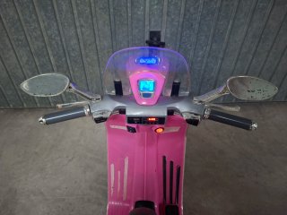 Moto Vespa de juguete a batería rosa