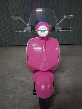 Moto Vespa de juguete a batería rosa