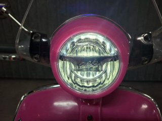 Moto Vespa de juguete a batería rosa