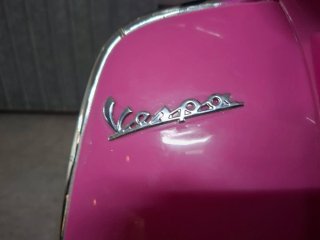 Moto Vespa de juguete a batería rosa