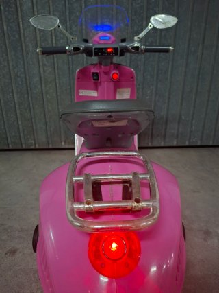 Moto Vespa de juguete a batería rosa