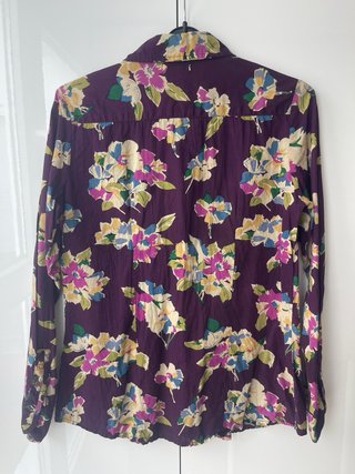 Blusa morada floral corte al pecho