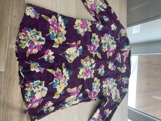 Blusa morada floral corte al pecho