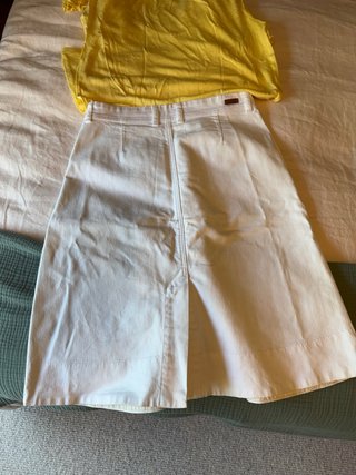 Conjunto falda blanca y camiseta amarilla