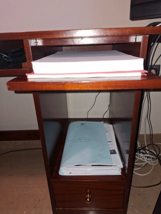 Escritorio de madera con baldas