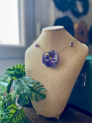 Collar flor morada encapsulada