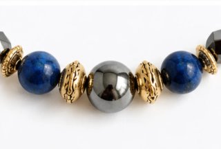 Elegante collar azul y dorado