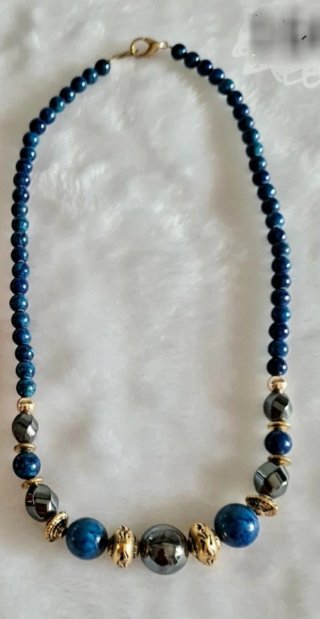 Elegante collar azul y dorado
