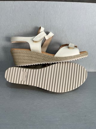 Sandalias de piel beige Talla 40 nuevas