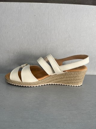 Sandalias de piel beige Talla 40 nuevas
