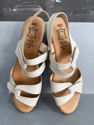 Sandalias de piel beige Talla 40 nuevas